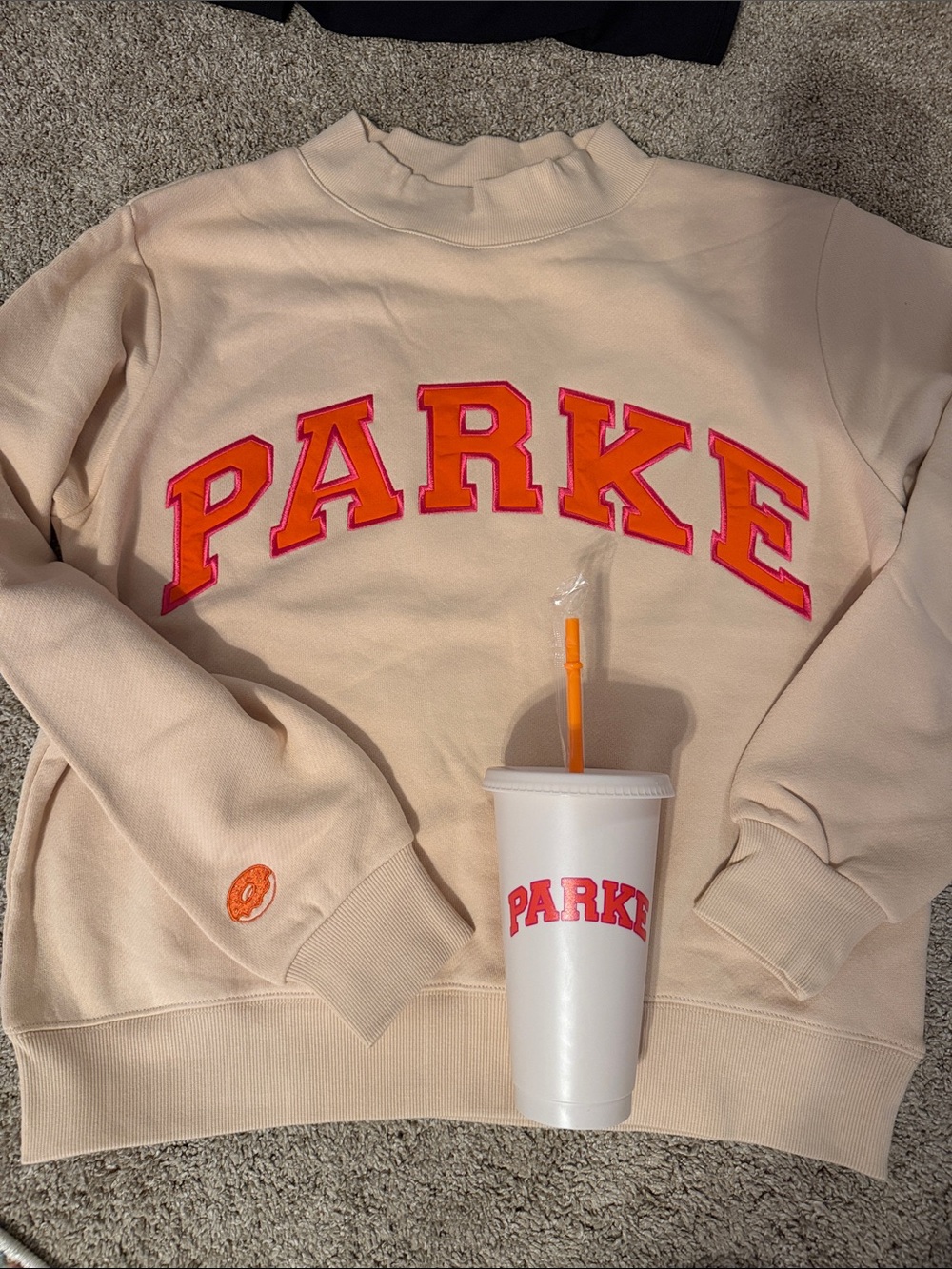 PARKE X DUNKIN Varsity Mockneck S/M and cup Dunkin Latte color
